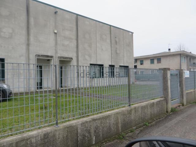 Capannone in vendita di 875 m²
