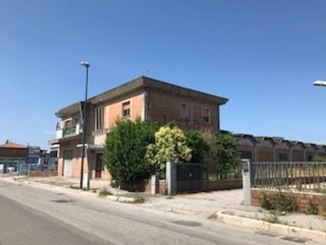 Capannone in vendita di 875 m² in Via Davide Lazzeretti