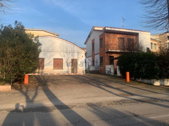 Capannone in vendita di 875 m² in Viale Henry Dunant