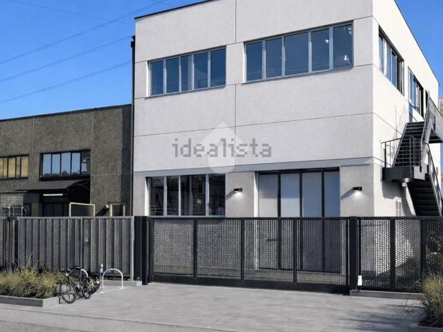 Capannone in vendita di 879 m² in Via Moia, 127
