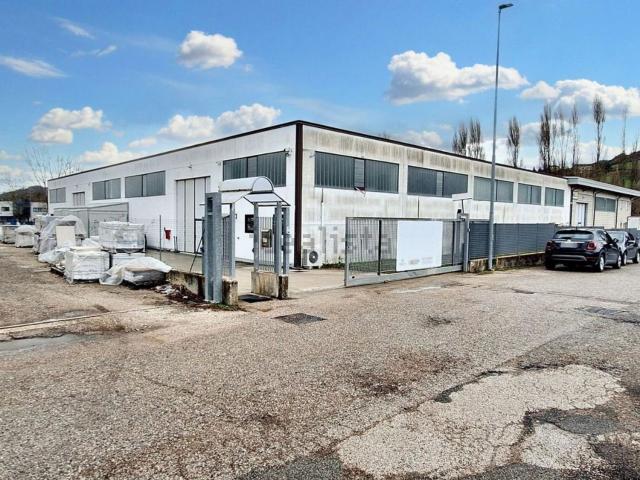 Capannone in vendita di 879 m² in Via Nanni Valentini, 5