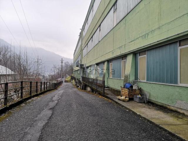 Capannone in vendita di 880 m² in Via Benvenuto Cellini, 21