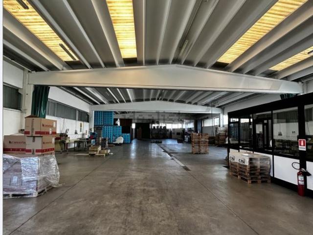 Capannone in vendita di 880 m² in Via Gorgo