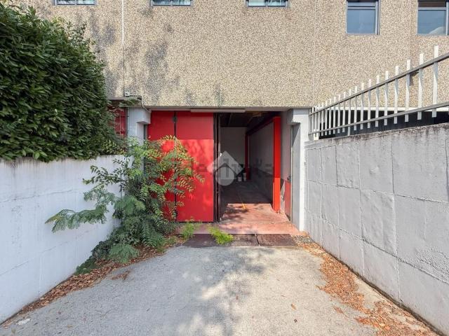 Capannone in vendita di 880 m² in Via Leonardo Da Vinci, 12
