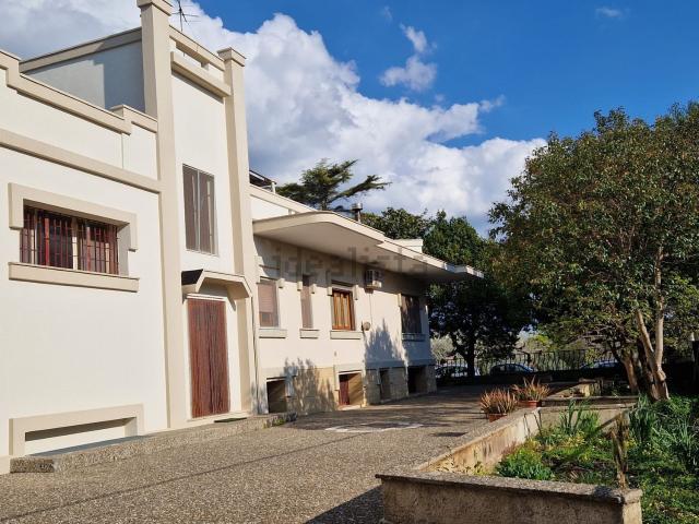 Capannone in vendita di 880 m² in Via Siciliani P 14