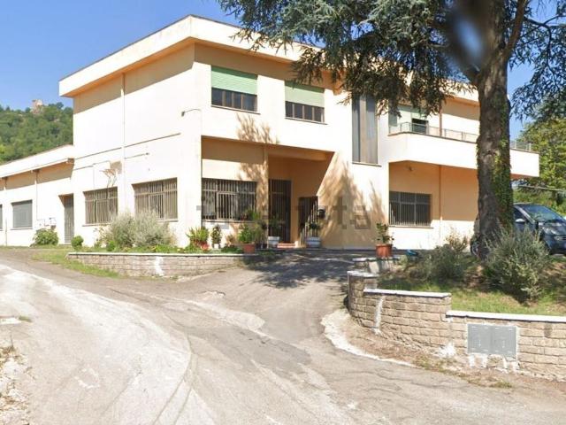 Capannone in vendita di 890 m²