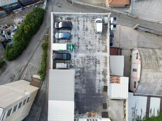 Capannone in vendita di 889 m² in Via Borzoli