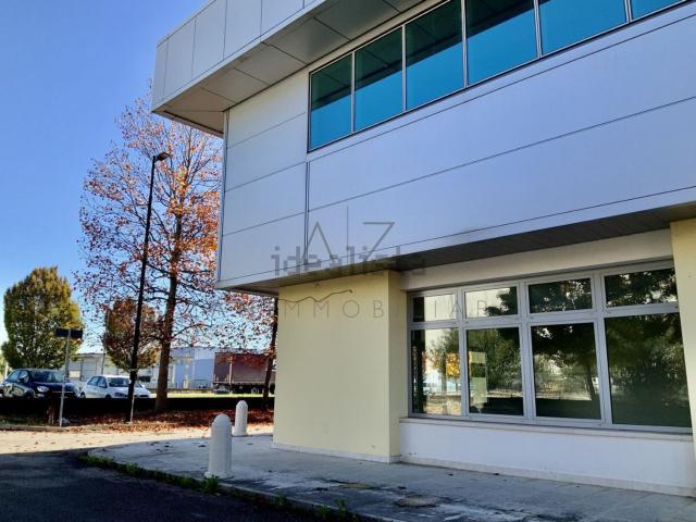 Capannone in vendita di 890 m² in Via Enrico Fermi