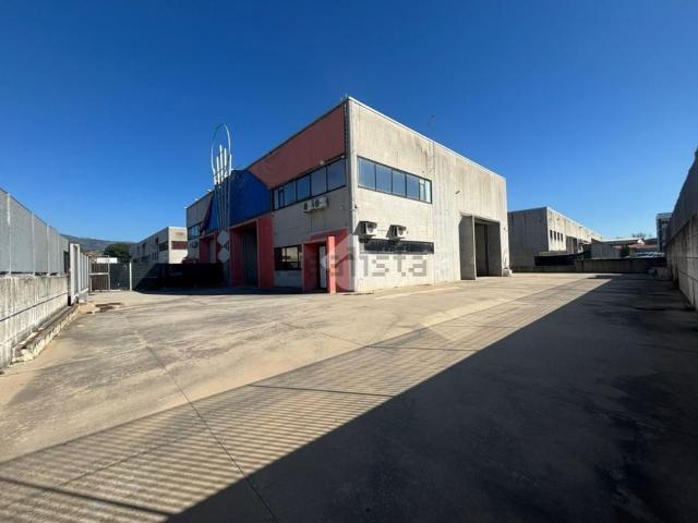 Capannone in vendita di 890 m² in Via Orazio Antinori, 46