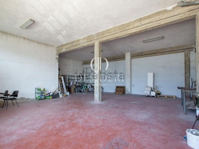 Capannone in vendita di 890 m² in Via Smeraldo