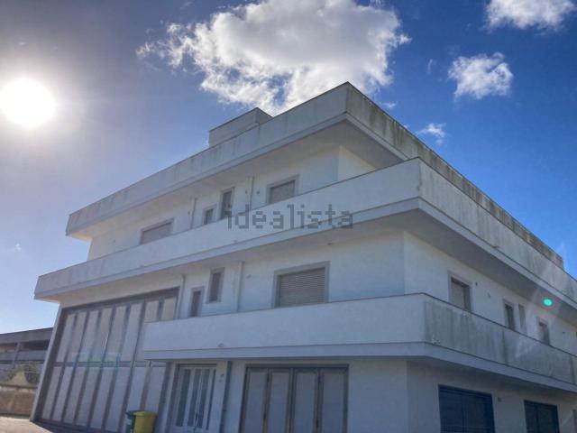 Capannone in vendita di 895 m² in Via Colucci