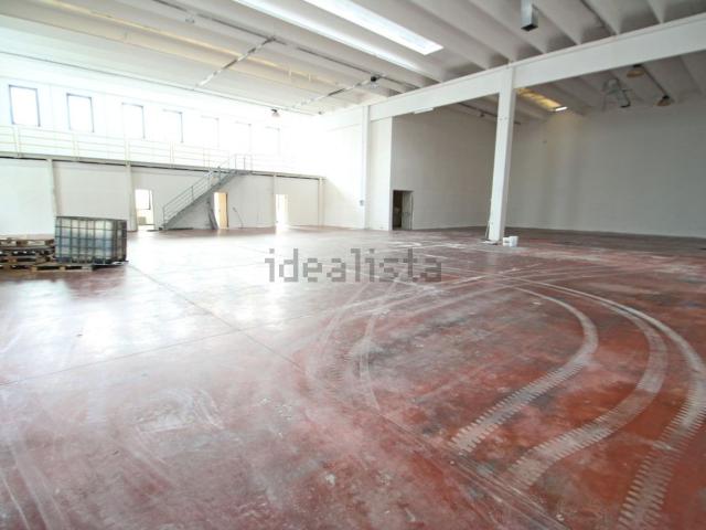 Capannone in vendita di 900 m²