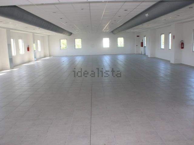 Capannone in vendita di 900 m²