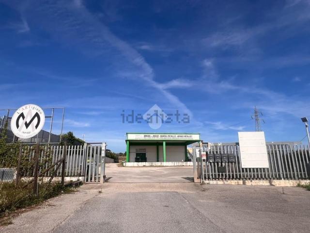 Capannone in vendita di 900 m²
