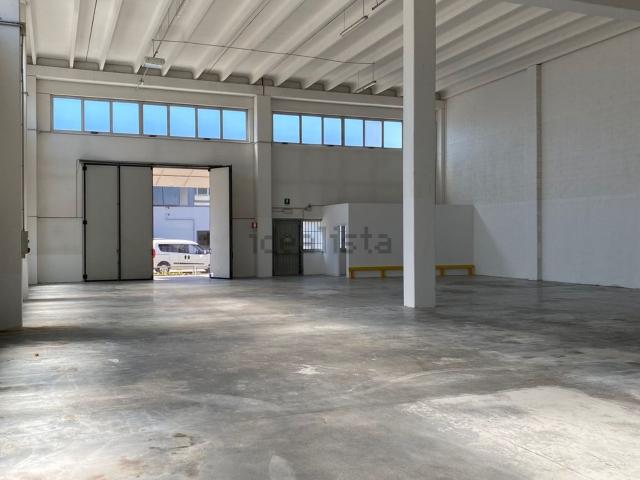 Capannone in vendita di 900 m²