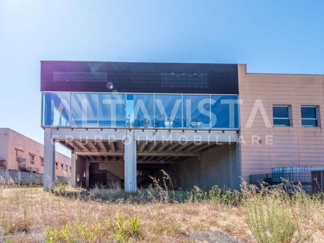 Capannone in vendita di 900 m² in Via Calchera