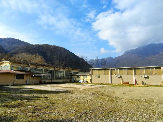 Capannone in vendita di 900 m² in Via Cantarana, 46
