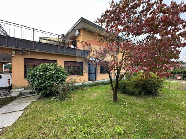 Capannone in vendita di 900 m² in Via Carnia, 234