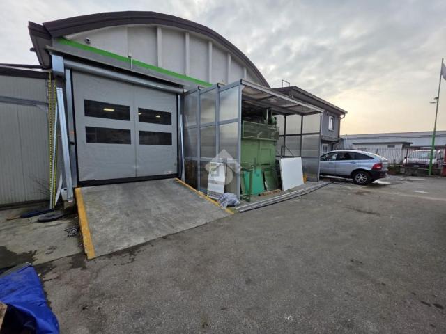Capannone in vendita di 900 m² in Via Brescia