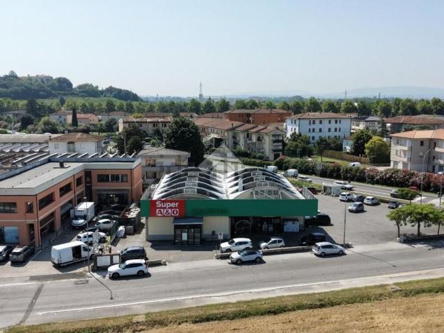 Capannone in vendita di 900 m² in Via Giuseppe Garibaldi, 106
