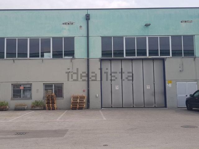 Capannone in vendita di 900 m² in Via della Tecnica