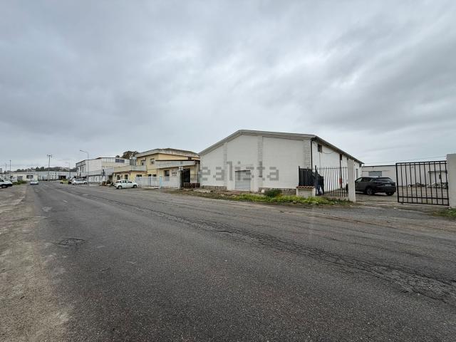 Capannone in vendita di 900 m² in Via Enrico Mattei