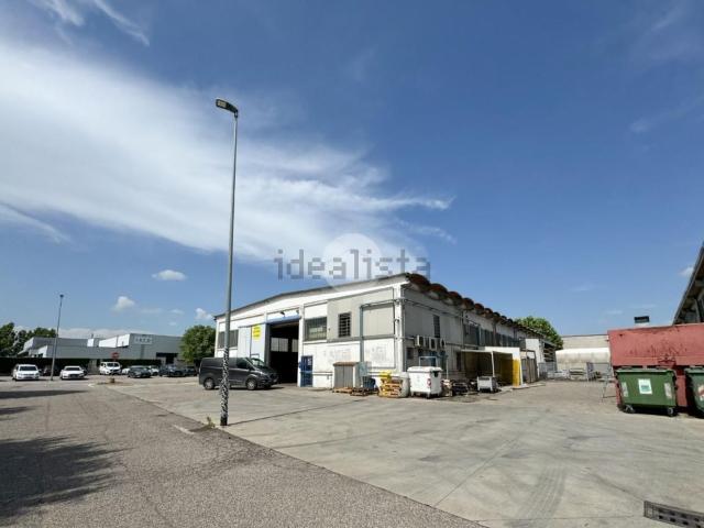 Capannone in vendita di 900 m² in Via Europa, 22