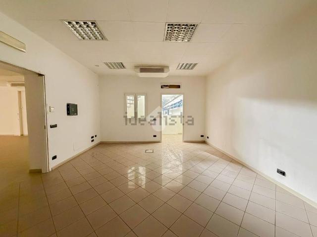 Capannone in vendita di 900 m² in Via Padana Superiore, 317