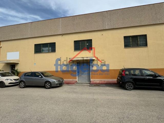 Capannone in vendita di 900 m² in Via Pietro Micheli