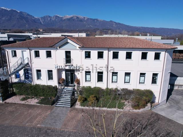 Capannone in vendita di 900 m² in Via Piovega