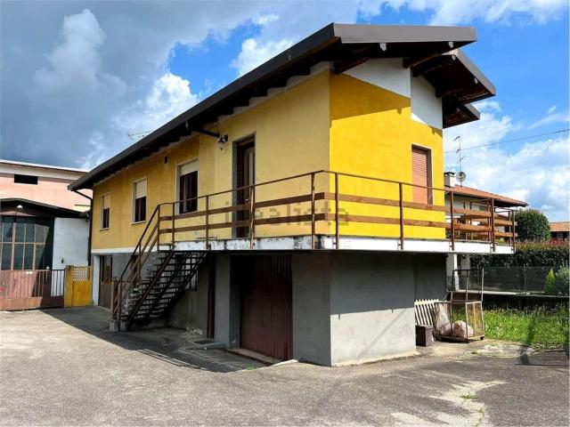 Capannone in vendita di 900 m² in Via Puccini, 18