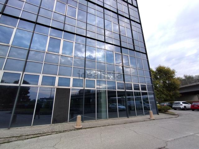 Capannone in vendita di 900 m² in Via Vecchia Ferriera, 4