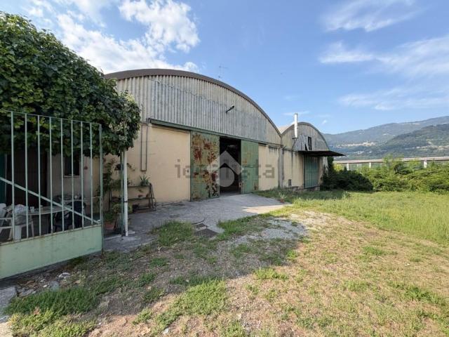 Capannone in vendita di 900 m² in Via XXV Aprile, 5