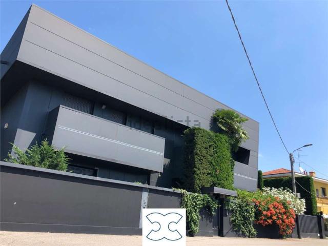 Capannone in vendita di 902 m²
