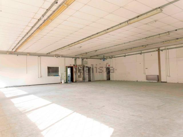 Capannone in vendita di 903 m² in Via Carlo Farini, 4