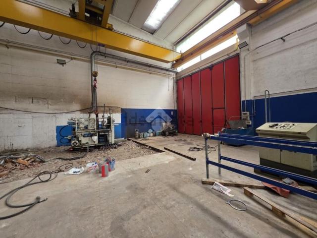 Capannone in vendita di 910 m² in Via Seradello, 205