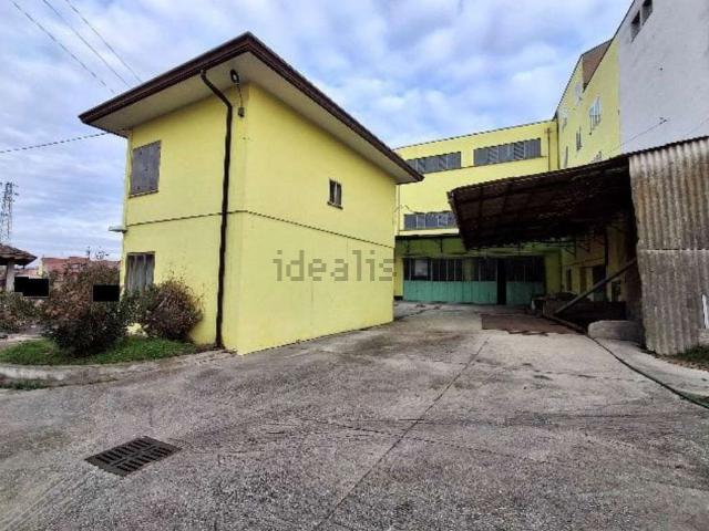 Capannone in vendita di 9216 m² in Via Molini