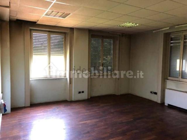 Capannone in vendita di 921 m² in Via Bernardo Rucellai, 42