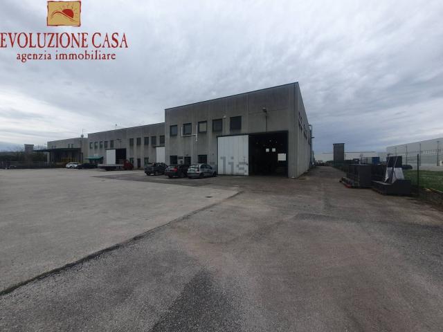 Capannone in vendita di 924 m²