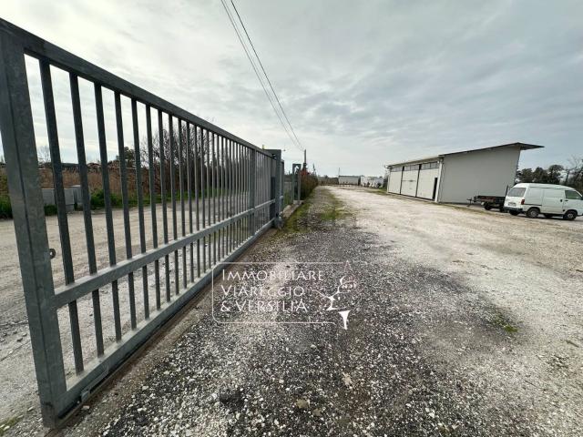 Capannone in vendita di 92 m² in Via del Guado