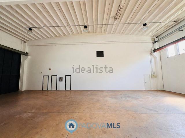 Capannone in vendita di 930 m² in Via Bologna