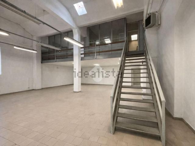 Capannone in vendita di 930 m² in Via Gaetano Previati, 1