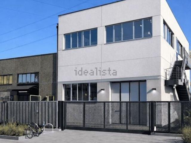 Capannone in vendita di 930 m² in Via Monte Cervino