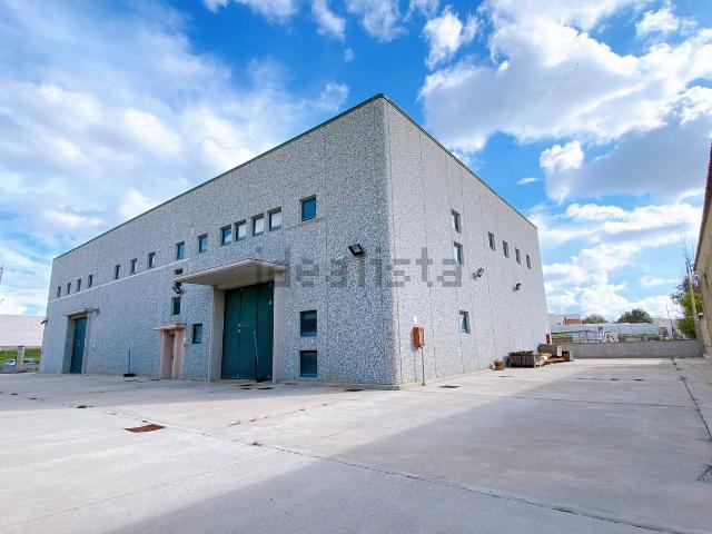 Capannone in vendita di 930 m² in Località Pill&apos  &apos e Matta, 3