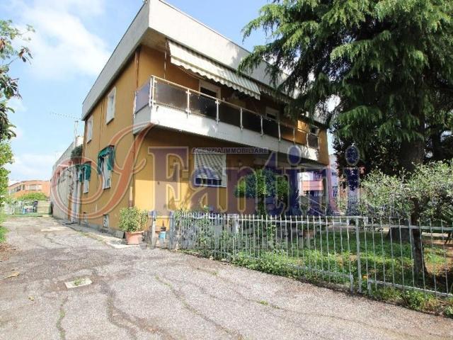 Capannone in vendita di 934 m² in Via G. Grassilli, 5