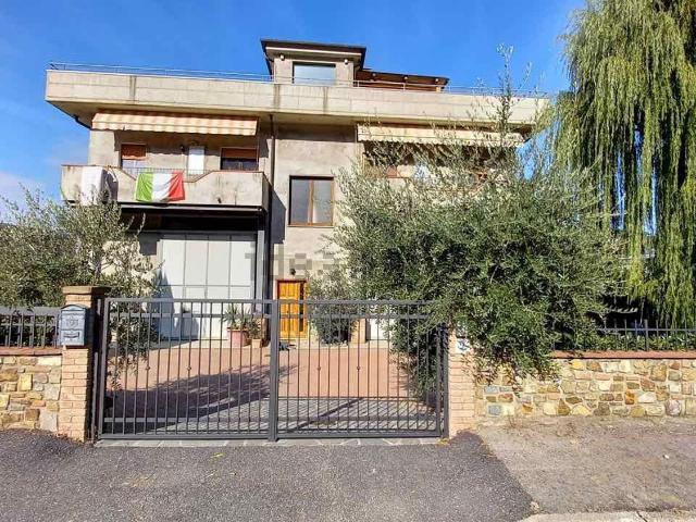 Capannone in vendita di 935 m² in Via Aretina, 56