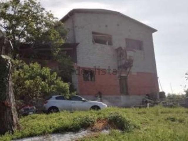 Capannone in vendita di 935 m² in Via Poletti