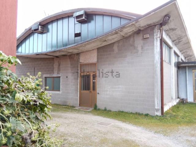 Capannone in vendita di 940 m²
