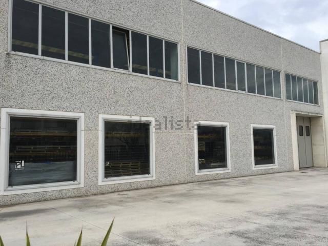 Capannone in vendita di 940 m² in Via Camillo Benso Conte di Cavour