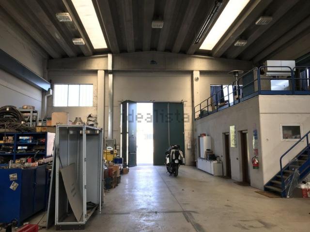 Capannone in vendita di 940 m² in Via Lerma